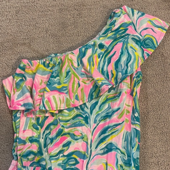 Lilly Pulitzer one sleeves shorts romper - Picture 2 of 5